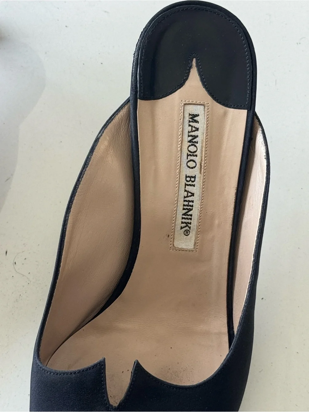 Manolo Blahnik Black Satin Kitten Heel Pointed-Toe Mules Shoes Rare - Picture 2 of 6